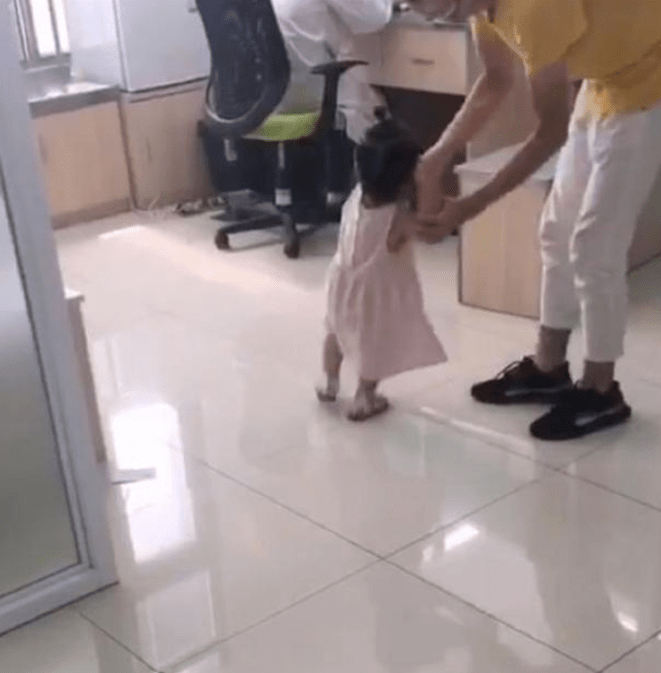 孩子|重返找医生“算账”，网友：报复心挺强3岁萌娃打针后不甘心