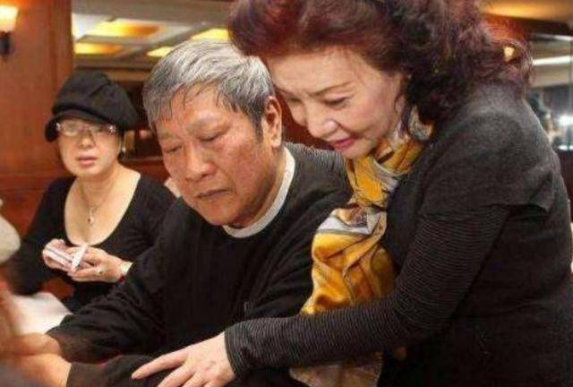 凭春晚走红，因意外摔成智障，生活不能自理，