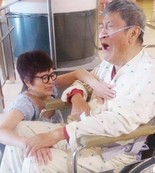 凭春晚走红，因意外摔成智障，生活不能自理，