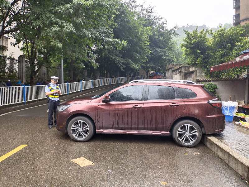 男子停车占用一半车道太＂霸道＂，民警冒雨及