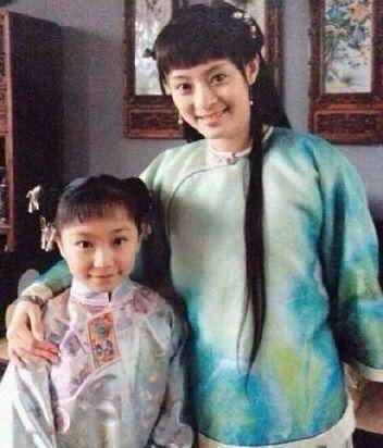 张子枫|原创张子枫晒同学合影,新生班美女如云,与孙俪妹妹、夏梦成同窗