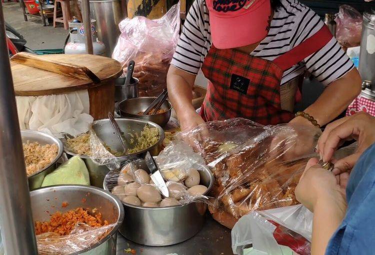 原创六旬老太太做粢米饭团一出摊就不停卷饭团一早上卖光一大桶饭