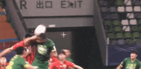 巅峰对决裁判张雷抢戏,国安连续2次吃亏:点球没判 犯规被无视