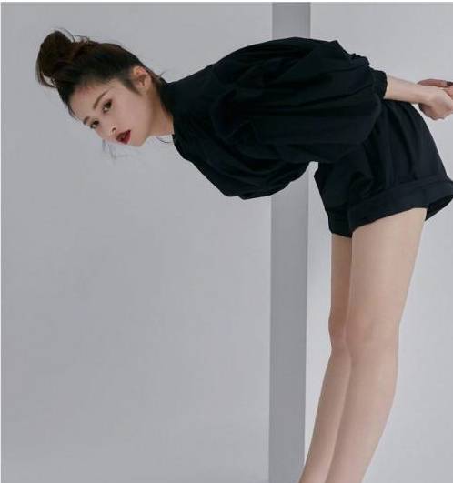 服装|宝妈颖儿踩恨天高还不够，还要踩着砖块，还好颜值能打