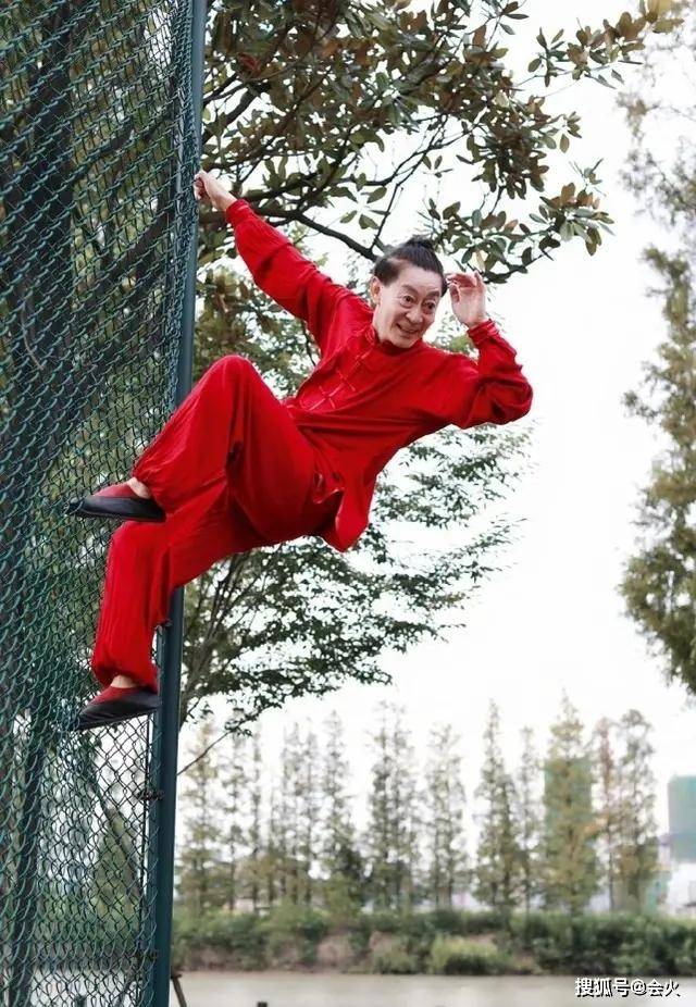身板|原创经典重现！六小龄童再现孙悟空高难度动作，61岁身板似年轻小伙