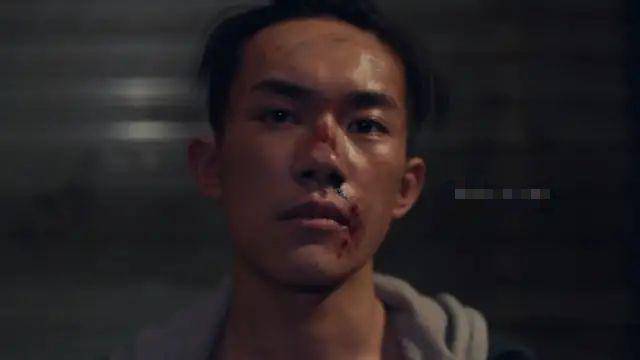 睁不开|原创易烊千玺被男演员呼巴掌，现场真打让眼睛都睁不开，细节让人叫好