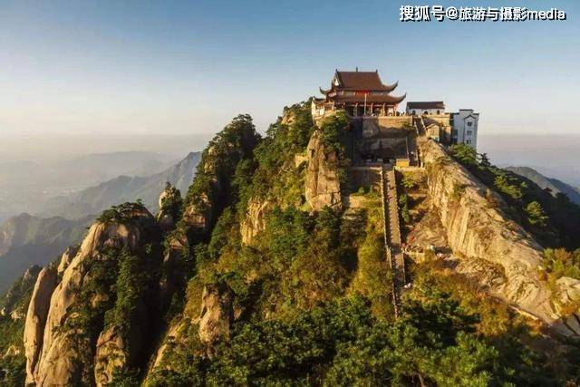 中国佛教四大名山之一，皖南三大山系之一，有"东南第一山"之称