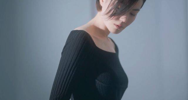 肋骨|51岁天后王菲最新广告大片出炉，瘦到胸前肋骨明显，还撞脸高圆圆