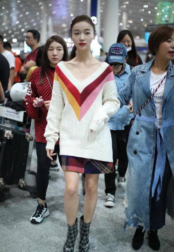 女生|吴谨言真的太瘦了，穿紧身裤还腿缝还这么大，瘦的美感都没了