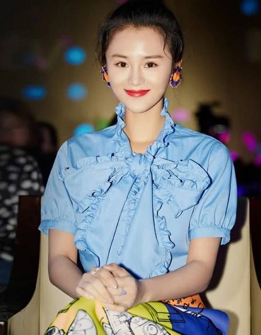 上衣|安悦溪这身穿搭绝了，蓝色上衣配涂鸦裙，一般人很难穿出少女样