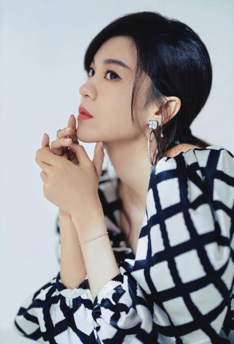 服装|郁可唯真挺摩登的，穿大号格子装，双眼柔情太容易让人陷进去