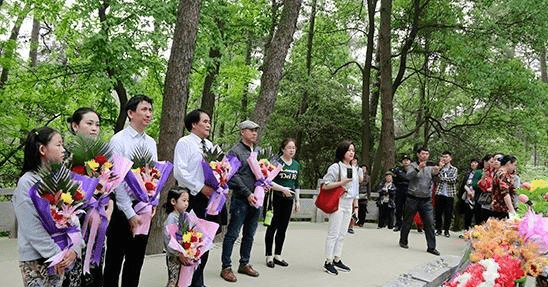 原创李讷之子王效芝携家人回韶山祭祖,曾在亚运村打工,如今事业有成