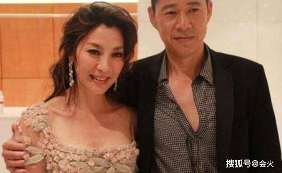 敞篷车|原创张丰毅开敞篷车现身，副驾驶坐短发女子，后座两只巨型犬抢眼