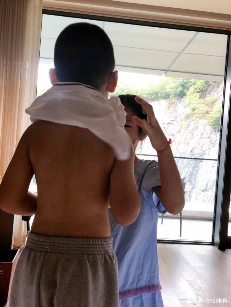 陈露|孙悦娇妻晒与6岁女儿同框!姐妹一般亲昵,结婚8年生1儿1女美貌如初