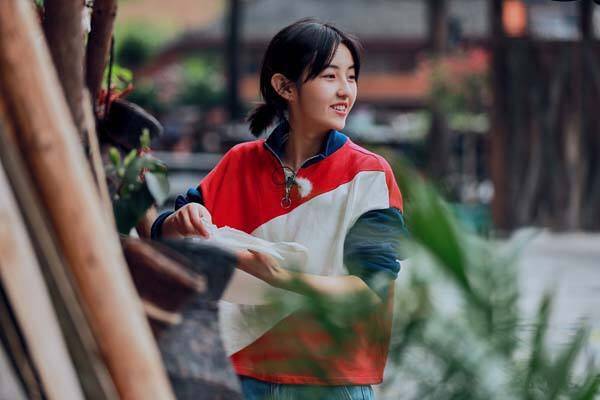 张子枫与同班同学合影,虽稳居c位却被网友吐槽相貌