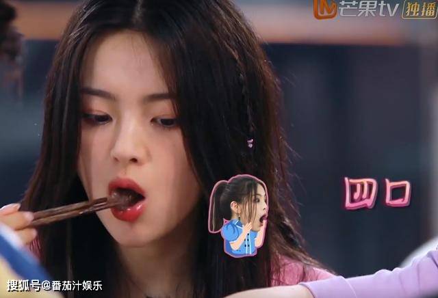 王俊凯喝白酒喊辣,减肥后的腿比赵丽颖还细