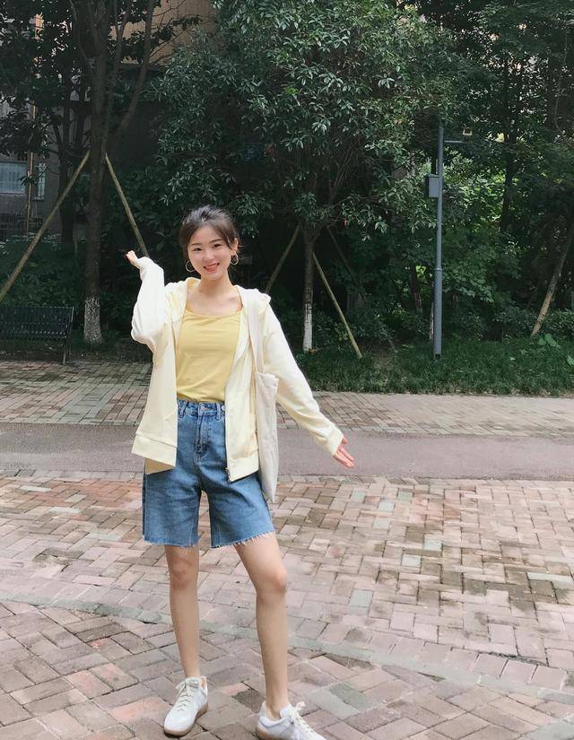 女生短裤搭配一整套 f0df22d50053433bb26589fe768abf88.jpeg
