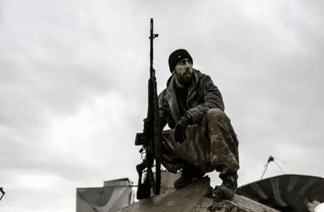 狙击手|一个人守住一座城!中东传奇狙击手!