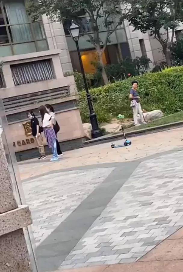 懒理贾乃亮接连嘲讽，李小璐晒视频卖萌耍可爱