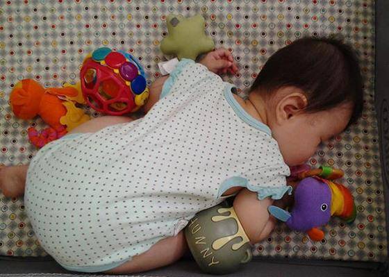 睡眠|下一秒就直接睡着?宝宝突然“没电”先别觉得好笑前一秒还在玩