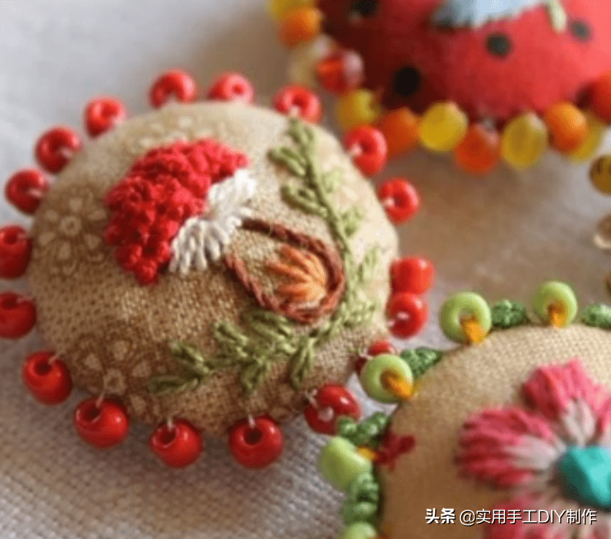 刺绣|「刺绣作品」100个迷人时尚的刺绣纽扣，装饰衣物美美的