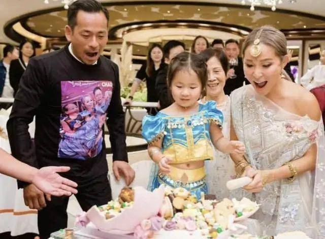 睡衣|新晋赌王心头爱终于露面！穿蕾丝睡衣印花衫，还是肤白貌美模样