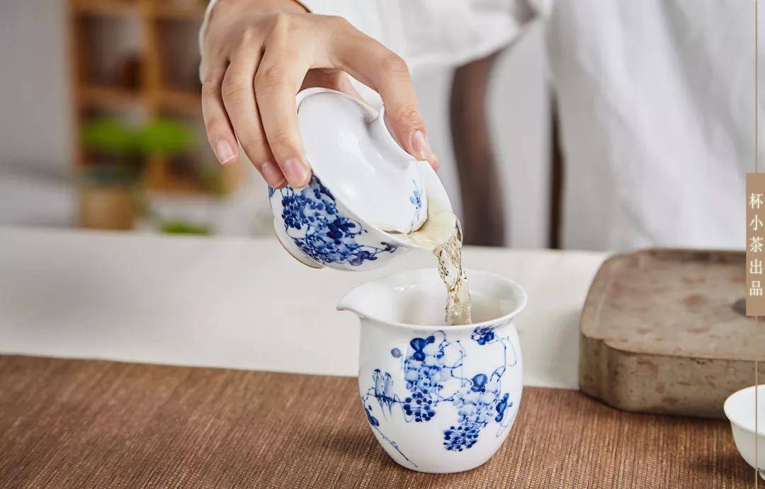 学会这个拿盖碗的手势,不烫手还好看!