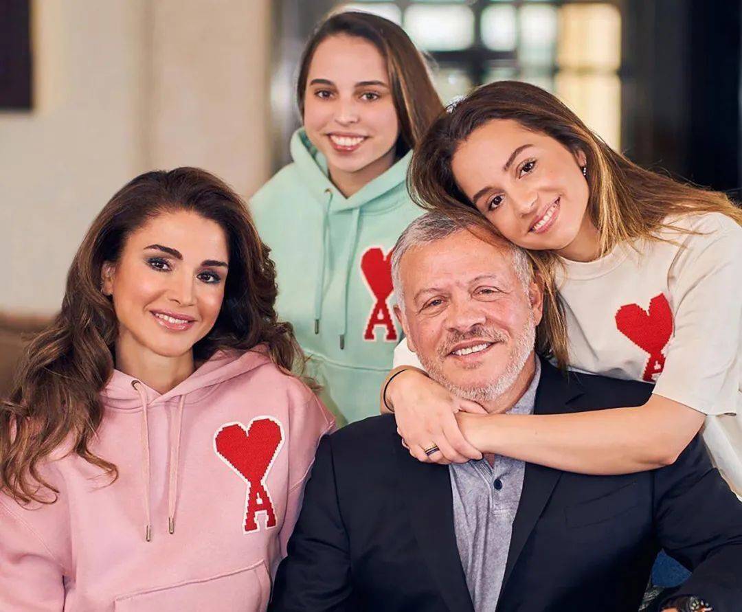 拉尼娅|约旦2位公主过生日，姐妹同时被美女王后抱怀中，母女三人太惊艳