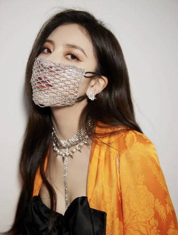 原创宋妍霏分手后愈发高调,戴口罩还要镶钻,网友:终于理解张一山