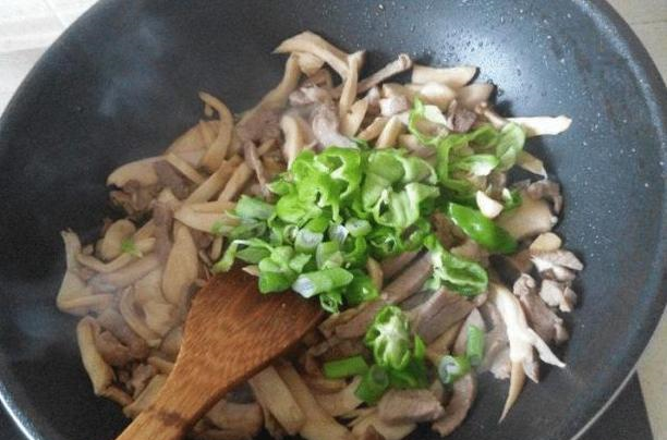 炒什么菜需要多放油 326c1d5b53c8417c8c941a64cd3fe9e6.png