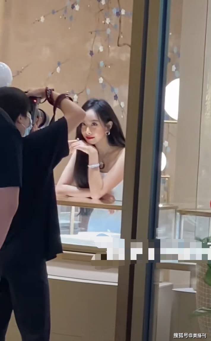 身材|金鹰女神候选人宋茜生图惊艳，一袭抹胸开叉裙，身材凹凸颜值能打