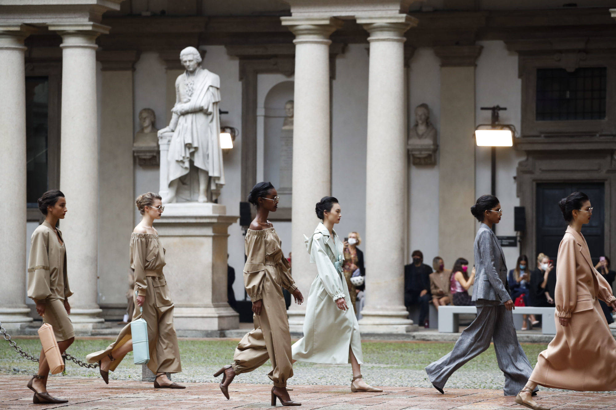 Max|2021春夏时装周：复苏文艺复兴美学，Max Mara 结合都会与复古的女力精神