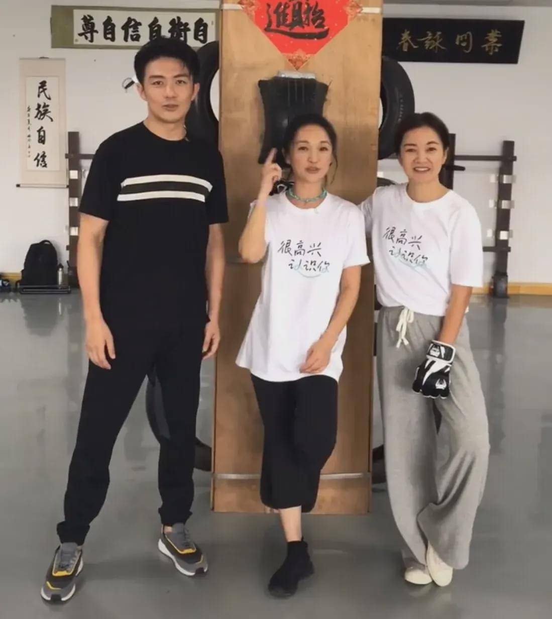 显得|原创一堆中年妇女假装青春少女，但周迅很真实，素颜还可能被认为55！