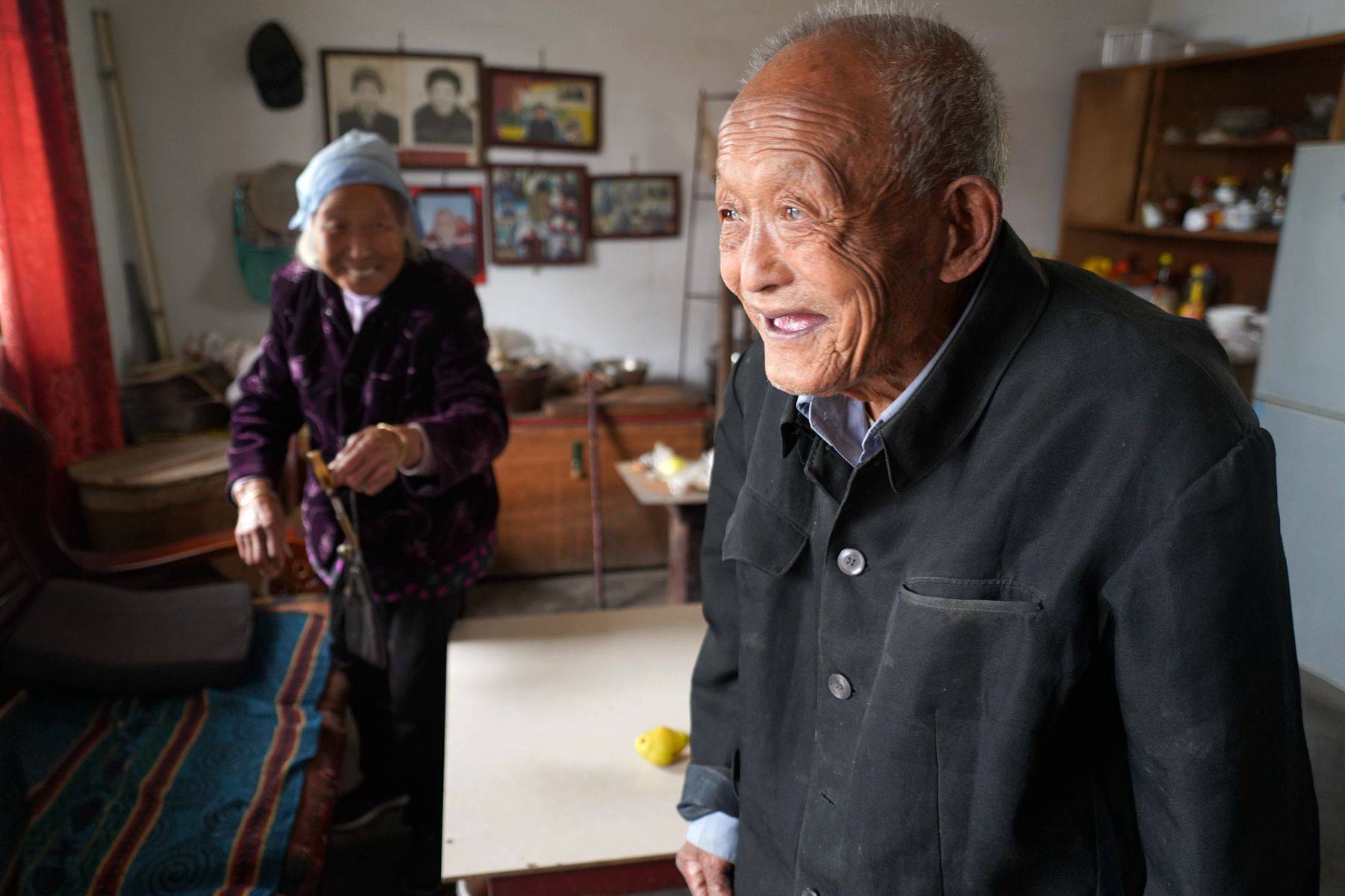 92岁爷爷偷偷下地割烟草90岁奶奶说抽了70多年烟管不了