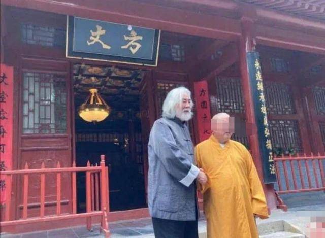 69歲張紀中首訪少林寺，走路踉蹌顯老態，網友稱：不像能生二胎 娛樂 第2張