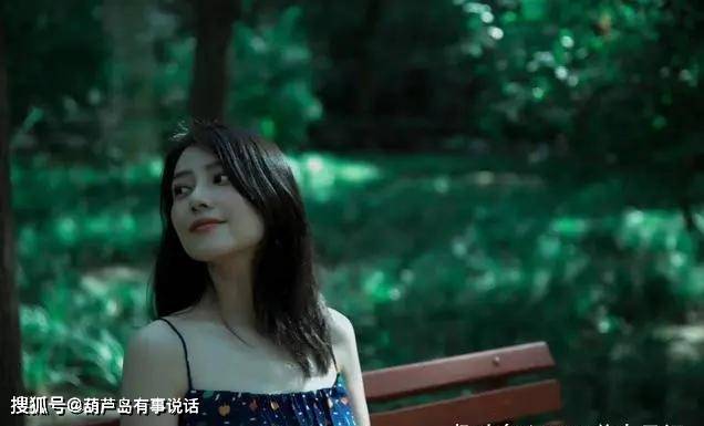 自然|40岁高圆圆的美无人能比，穿“吊带裙”美成画，氧气美女实至名归