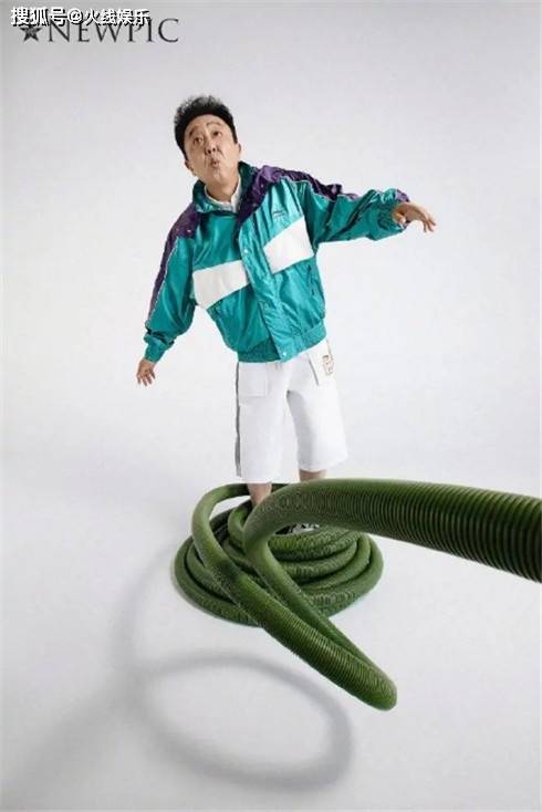 郭德纲|郭德纲是公认的“时装杀手”,于谦的代言,造型有点辣眼