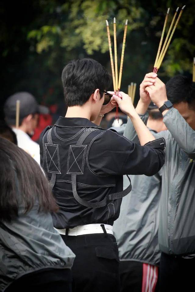 顾漫|杨洋和热巴超近照，热巴瘦了好多脸好小，杨洋走到哪里都是焦点啊