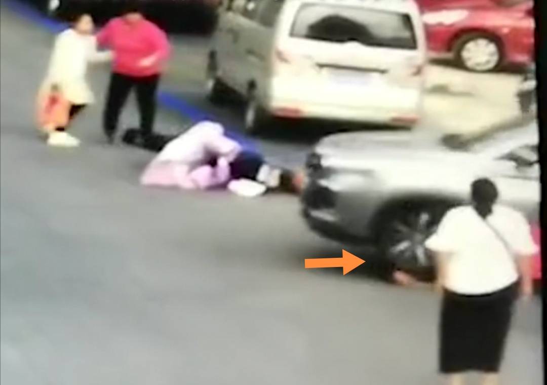 邯郸女子送女儿上学路上遭前男友驾车碾压，再