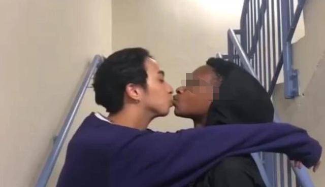 伊能静儿子晒女装照后，再发与男女同学亲吻照