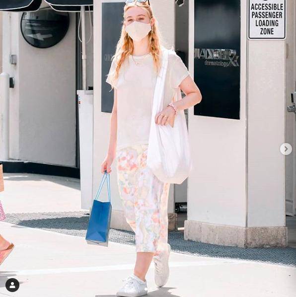 时装周|2021春夏时装周口罩造型依然流行,模特戴罩走秀,口罩链成配饰新物种