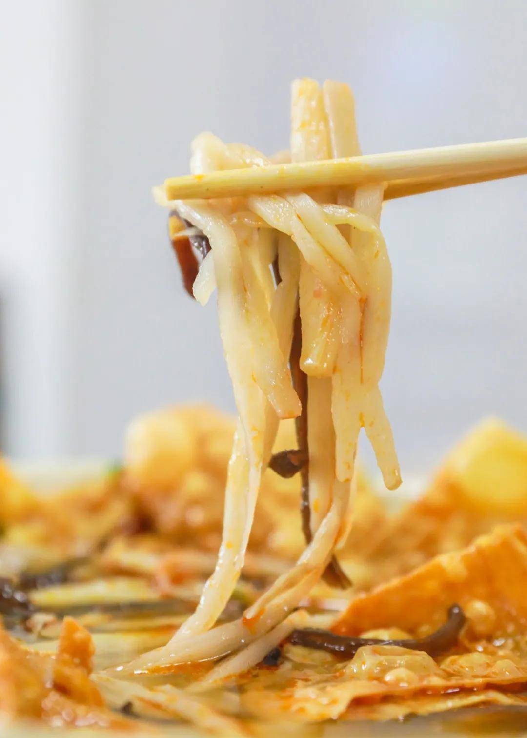 螺蛳粉的精髓,便是这一筷子酸笋,闻起来酸臭捂鼻,吃起来酸爽可口.