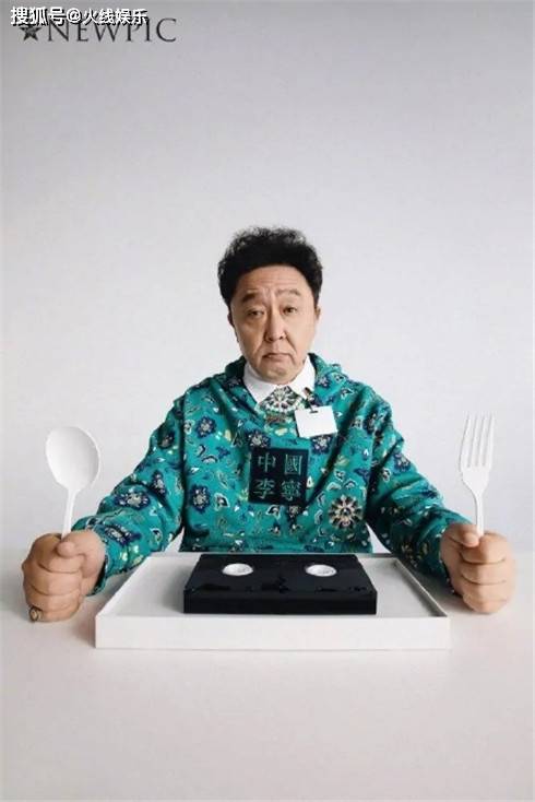 郭德纲|郭德纲是公认的“时装杀手”,于谦的代言,造型有点辣眼