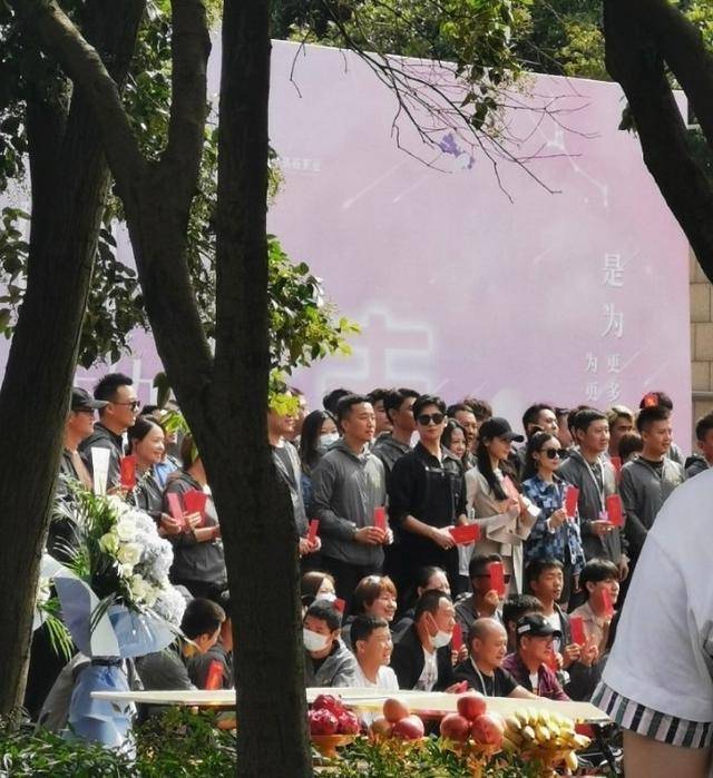 红包|原创《你是我的荣耀》开机路透曝光,热巴气质足,杨洋偷瞄红包太可爱