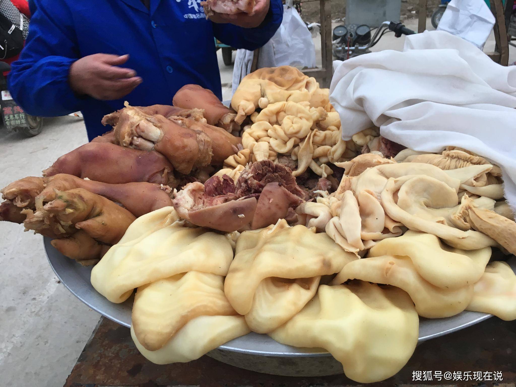 农村父子俩卖"特色"卤肉,18元一斤,一天两大盆,去晚吃