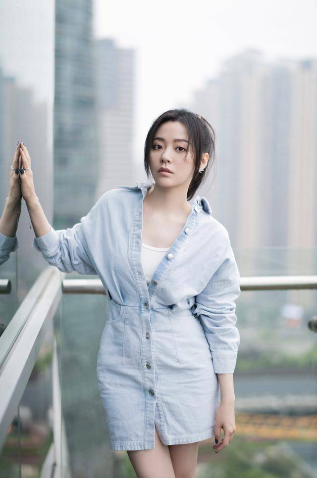 黑色|36岁张靓颖成熟知性，一袭黑绒面修身开叉裙，神秘性感超撩人！