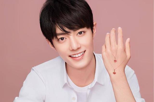 代拍|原创肖战复工遭私生疯狂拥堵，一路狂奔离开，私生饭为何如此疯狂？