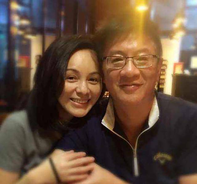 一家三口外出,爸爸与儿子穿亲子装,妈妈 真过分,我倒成外人了