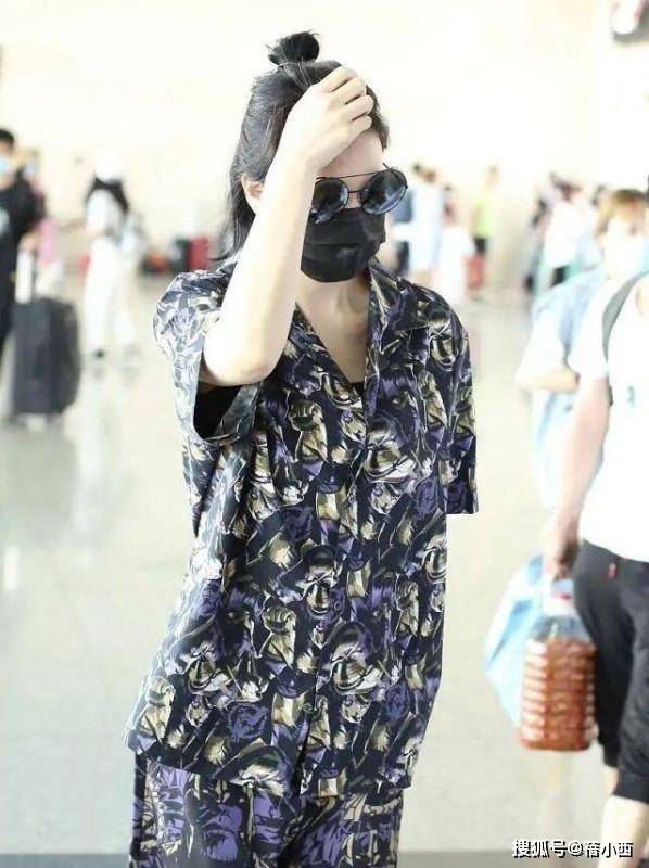 套装|张馨予又“夸张”了，穿大妈款印花睡衣走机场，佛系穿搭只服她