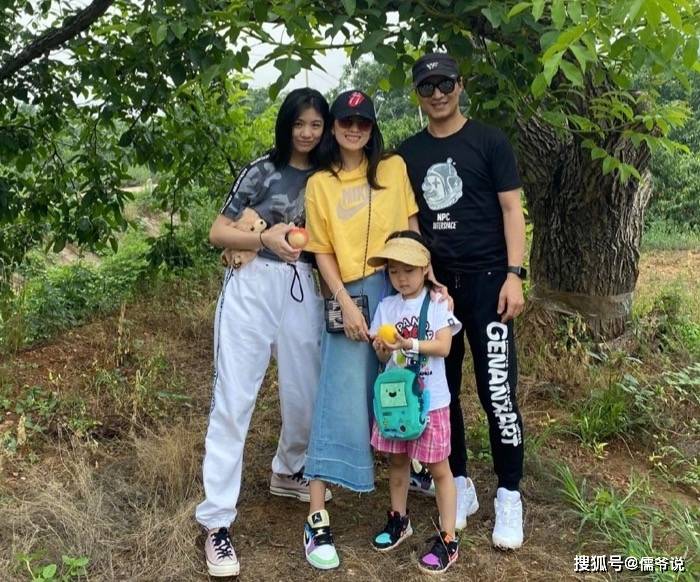 章子怡晒一家五口全家福,首次曝光的儿子正面